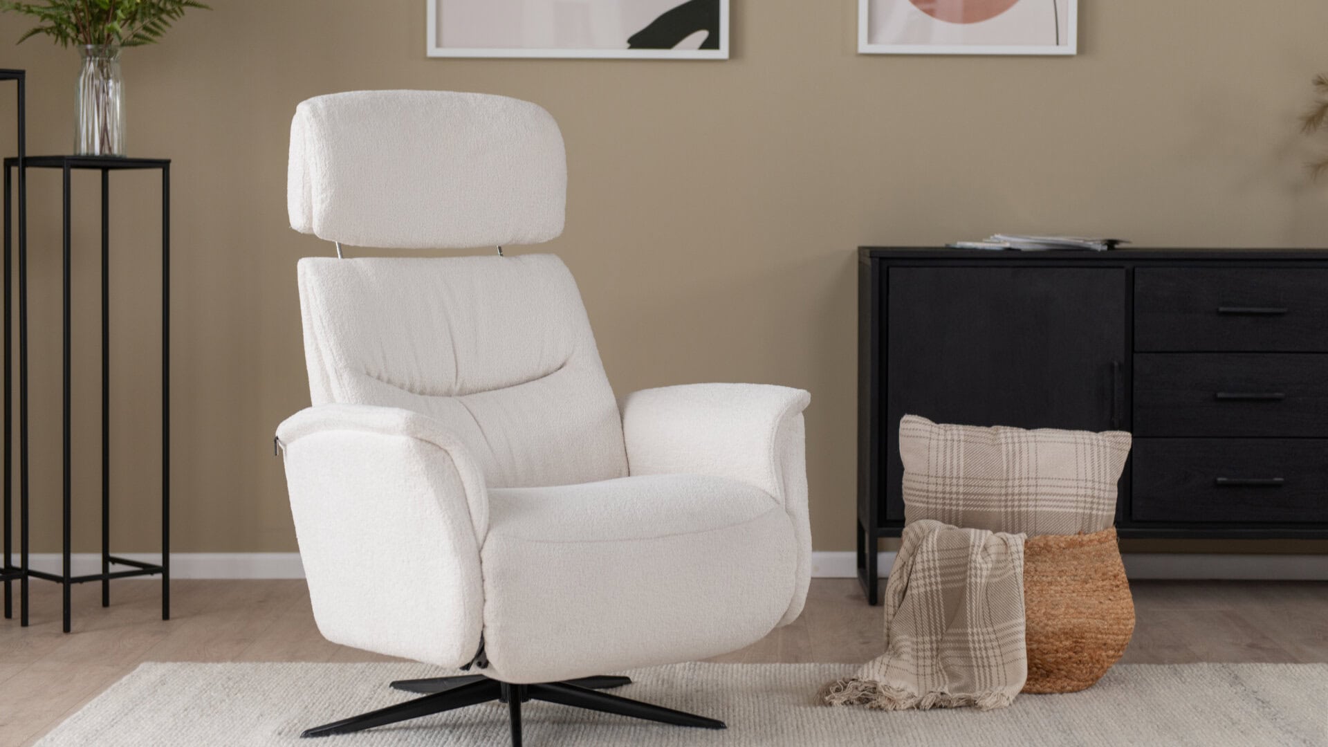 Skagen Studio Lund Essential recliner in Boogie Clay fabric.
