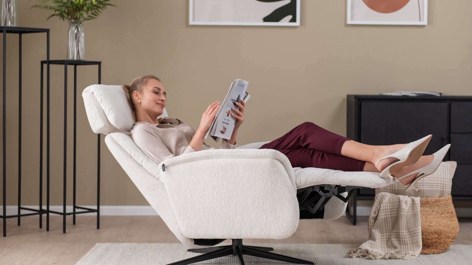 Skagen Studio Lund Essential recliner in Boogie Clay fabric.