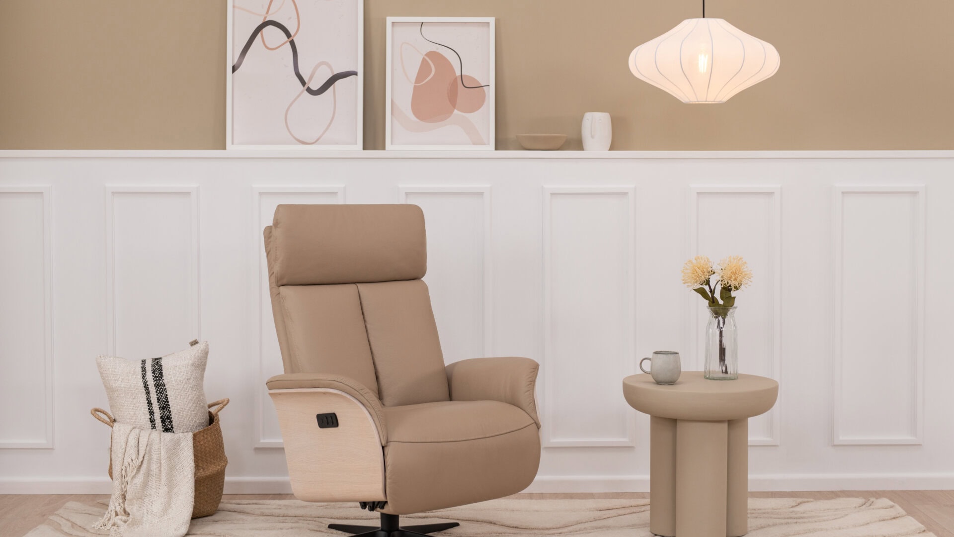 Skagen Studio Hald recliner in Soleda Khaki leather.