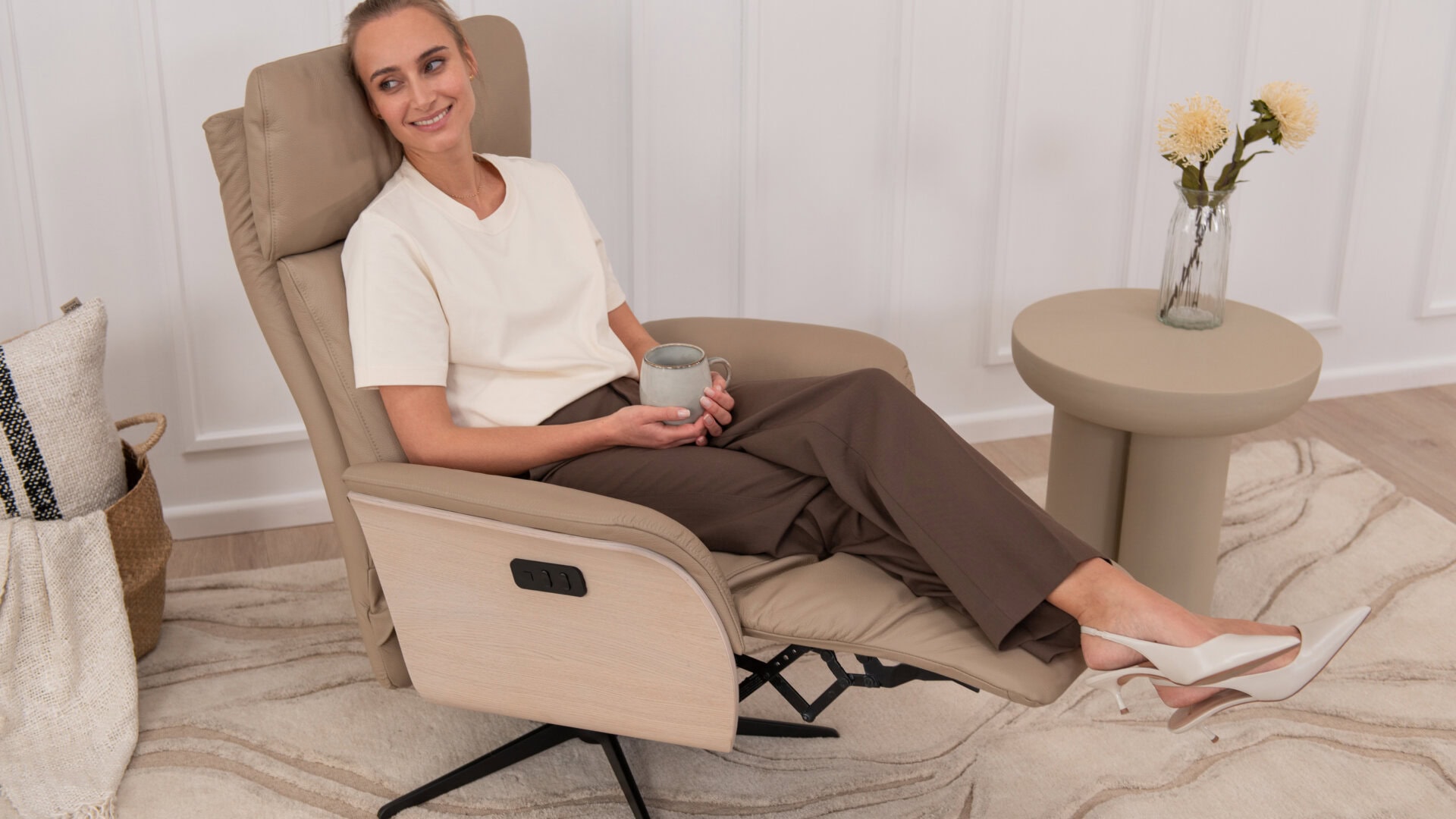 Skagen Studio Hald recliner in Soleda Khaki leather.