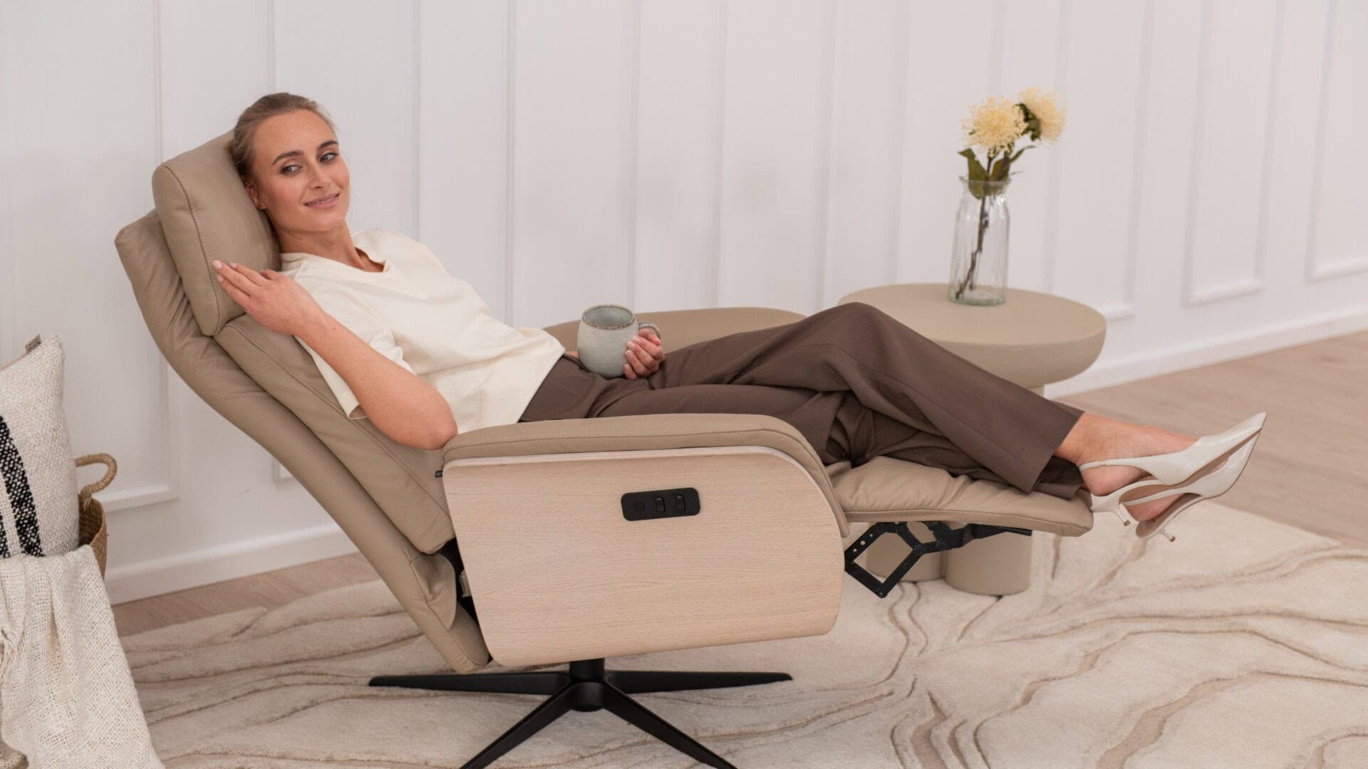 Skagen Studio Hald recliner in Soleda Khaki leather.