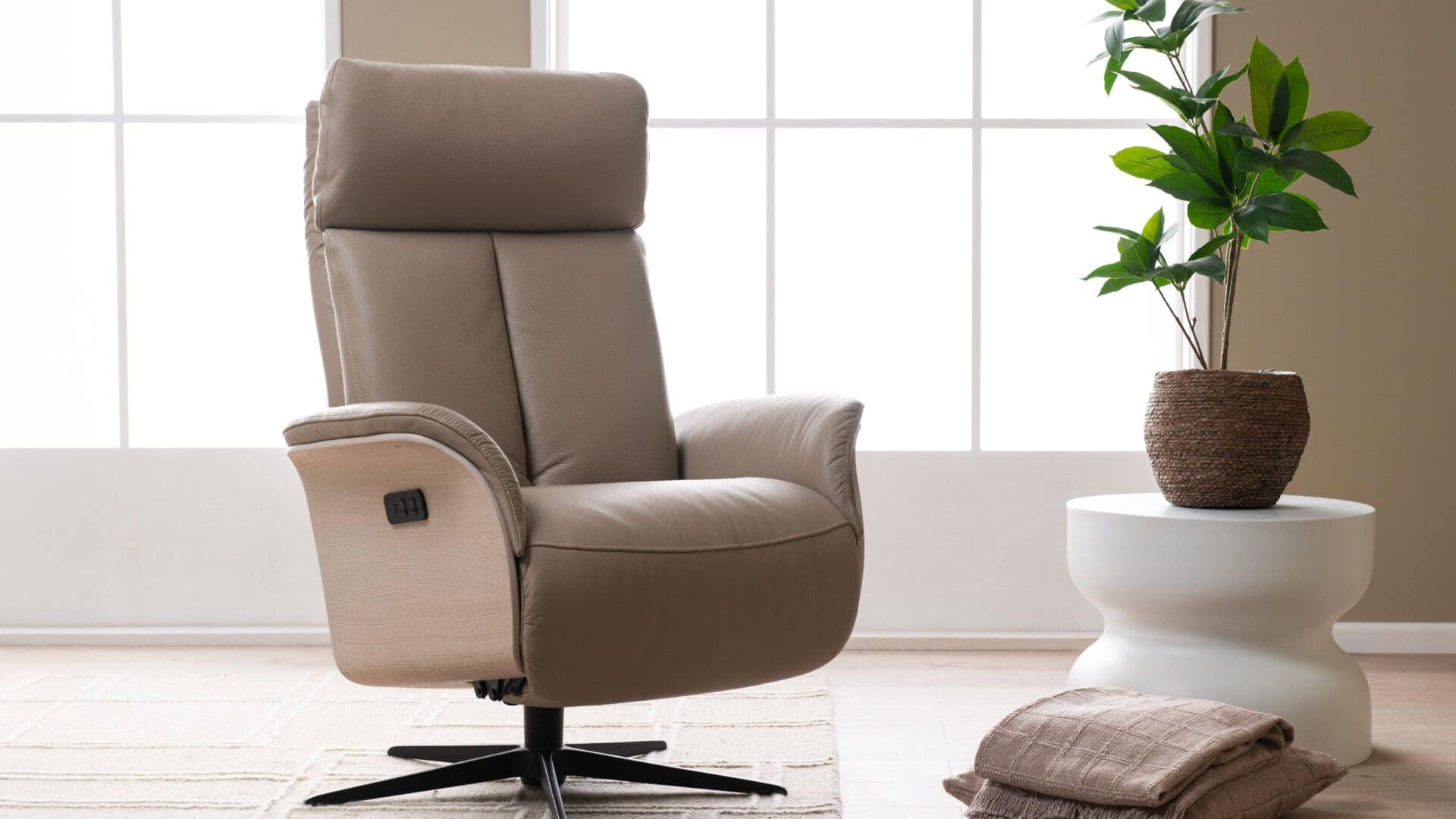 Skagen Studio Hald recliner in Soleda Khaki leather.