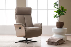 Skagen Studio Hald recliner in Soleda Khaki leather.