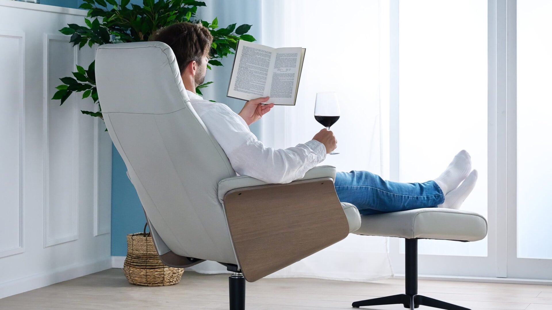Skagen Studio Emdrup recliner in Soleda Silver Grey leather.