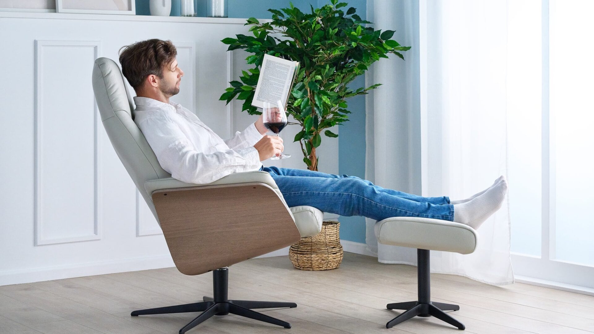 Skagen Studio Emdrup recliner in Soleda Silver Grey leather.