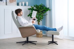 Skagen Studio Emdrup recliner in Soleda Silver Grey leather.