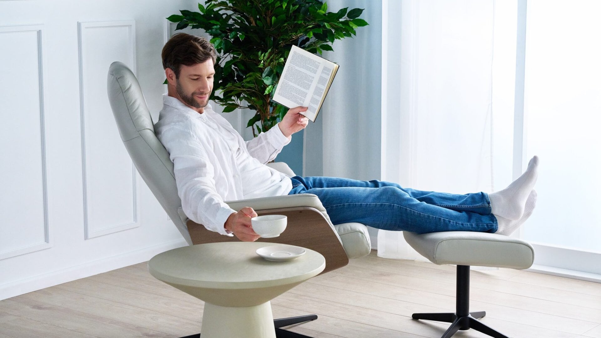 Skagen Studio Emdrup recliner in Soleda Silver Grey leather.