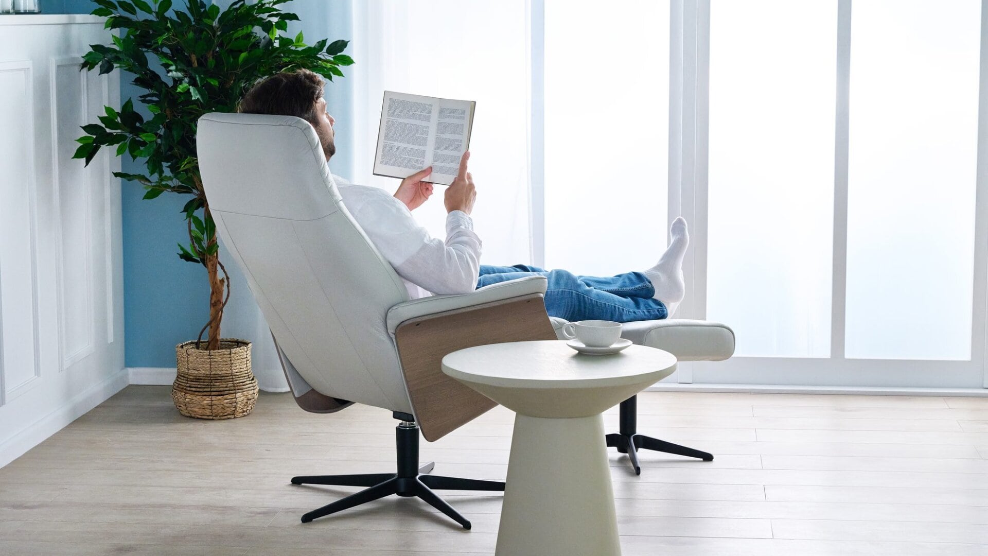 Skagen Studio Emdrup recliner in Soleda Silver Grey leather.