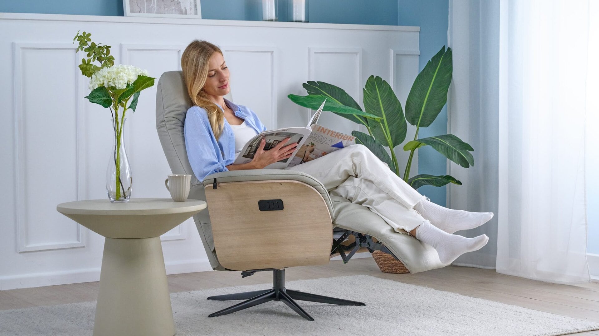Skagen Studio Hampen recliner in Soleda Silver Grey leather.