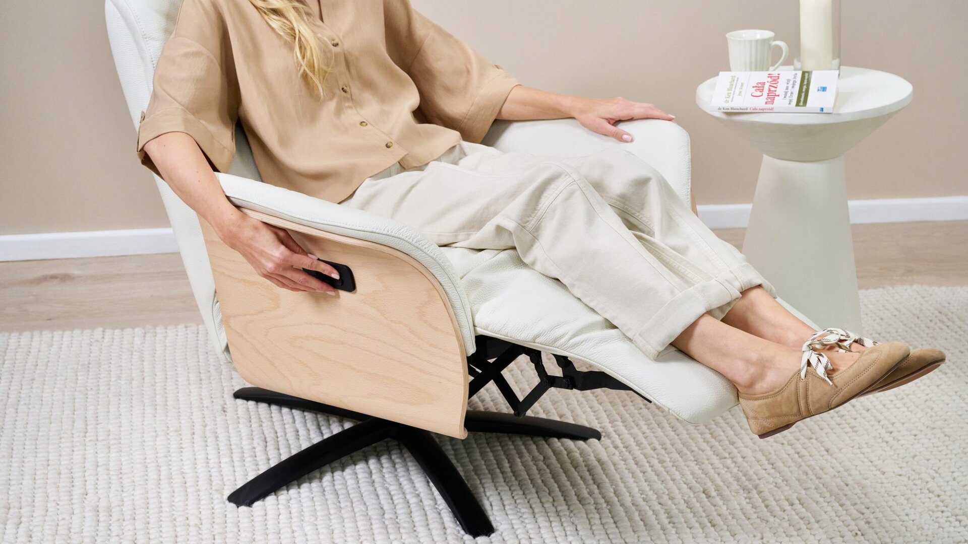 Skagen Studio Klejtrup recliner in Soleda Pure White leather.