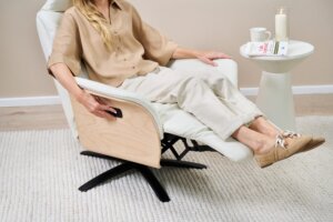 Skagen Studio Klejtrup recliner in Soleda Pure White leather.